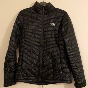The north face thermoball trekker jacket with inside and outside pockets.